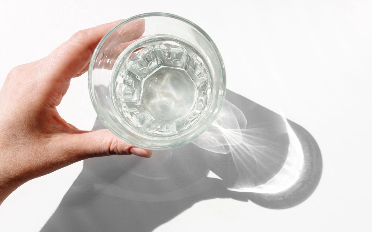 Afinal, beber água à refeição engorda? – Verdade ou Mito